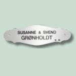 Navneskilt: Susanne og Svend Grønholdt, Nr. 80