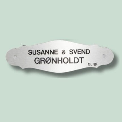 Navneskilt: Susanne og Svend Grønholdt, Nr. 80