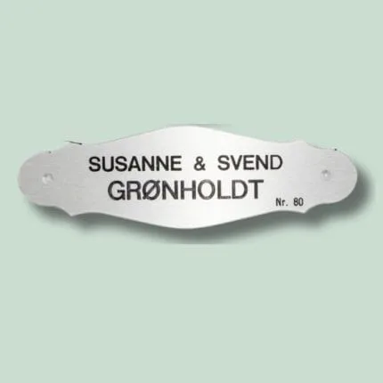 Navneskilt: Susanne og Svend Grønholdt, Nr. 80