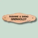 Navneskilt med Susanne og Svend Grønholdt
