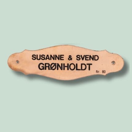 Navneskilt med Susanne og Svend Grønholdt