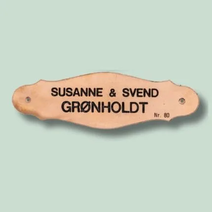 Navneskilt med Susanne og Svend Grønholdt