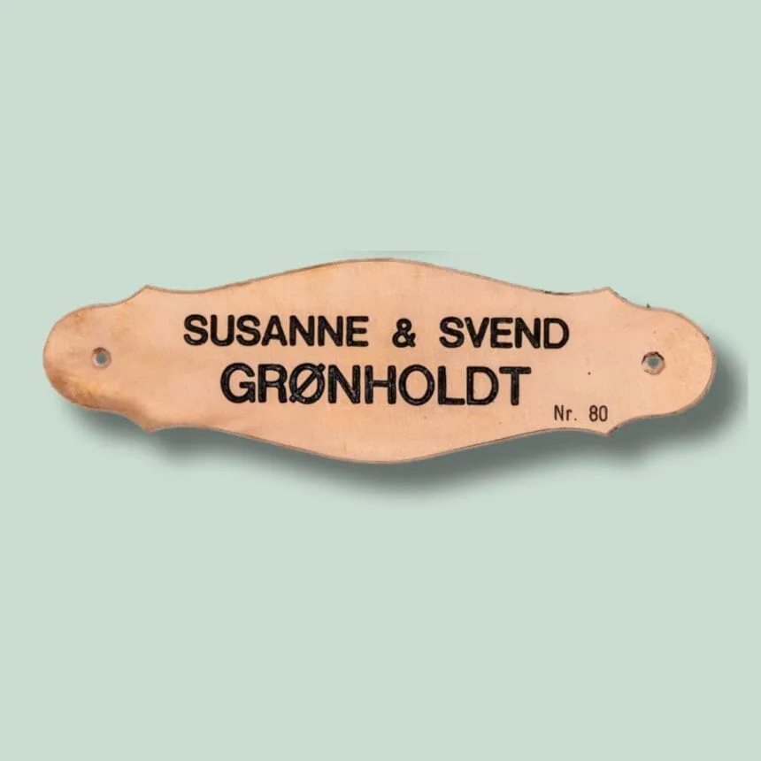 Navneskilt med Susanne og Svend Grønholdt
