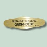 Messingskilt med navnene Susanne og Svend Grønholdt