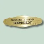 Messingskilt med navnene Susanne og Svend Grønholdt