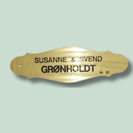 Messingskilt med navnene Susanne og Svend Grønholdt