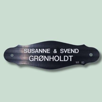 Dørskilt med navnene Susanne og Svend Grønholdt.