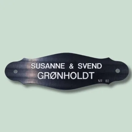 Dørskilt med navnene Susanne og Svend Grønholdt.
