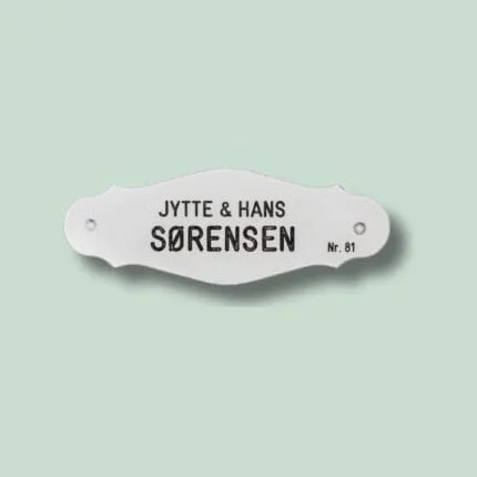Hvidt dørskilt med teksten Jytte & Hans Sørensen, nr. 81