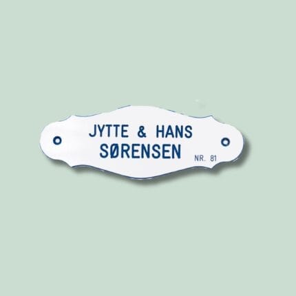 Hvid adresseplade med navne Jytte og Hans Sørensen.