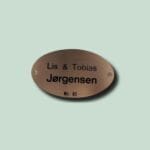 Dørskilt med Lis og Tobias Jørgensen, nummer 83