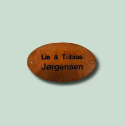 Træskilt med navnene Lis og Tobias Jørgensen