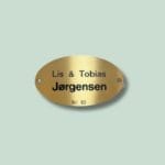 Messing dørskilt med navnet Jørgensen, nummer 83.