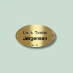 Messing dørskilt med navnet Jørgensen, nummer 83.
