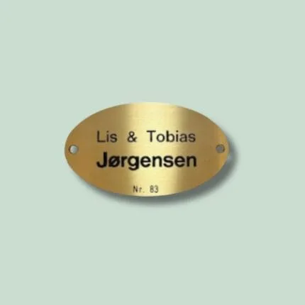 Messing dørskilt med navnet Jørgensen, nummer 83.