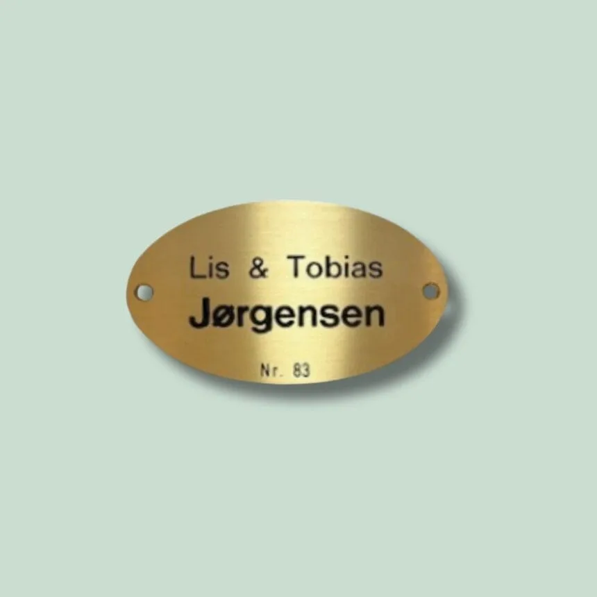 Messing dørskilt med navnet Jørgensen, nummer 83.