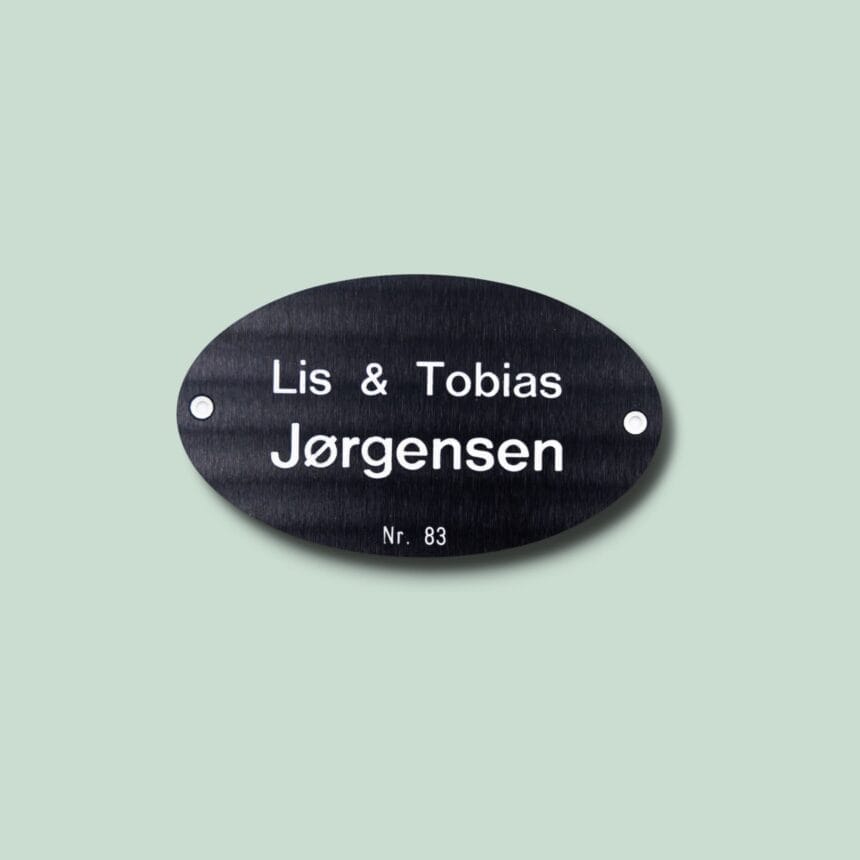 TAVLESKILT 83 - PLASTIK- GRØN Sort dørskilt med navn og nummer, Jørgensen, Nr. 83