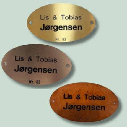 Tre ovale navneskilt med indgravering Lis & Tobias.