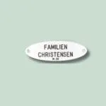 Navneskilt til døren med nummer.