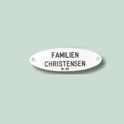 Navneskilt til døren med nummer.
