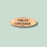 Navneskilt i træ med sorte bogstaver, Familien Christensen.