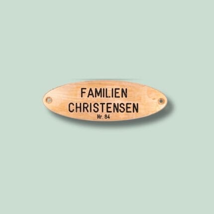 Navneskilt i træ med sorte bogstaver, Familien Christensen.