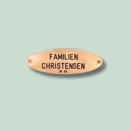 Navneskilt i træ med sorte bogstaver, Familien Christensen.