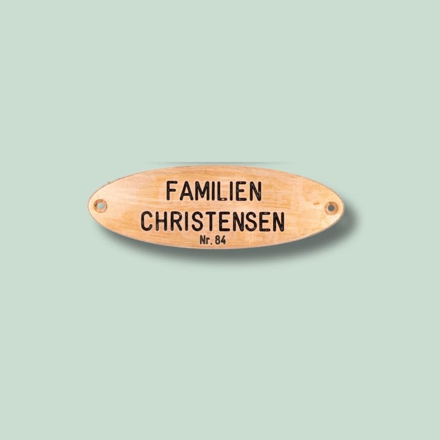 TAVLESKILT 84 - KOBBER - GRØN Navneskilt i træ med sorte bogstaver, Familien Christensen.