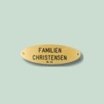 Messingskilt med tekst Familien Christensen Nr. 84