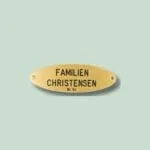 Messingskilt med tekst Familien Christensen Nr. 84