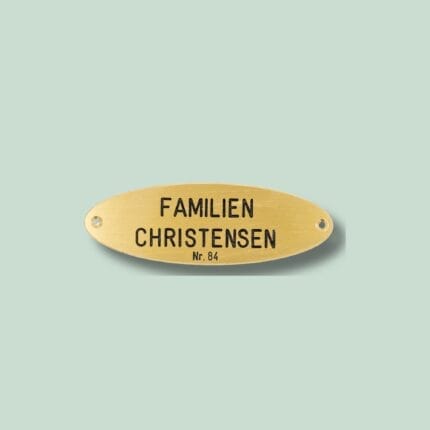 Messingskilt med tekst Familien Christensen Nr. 84