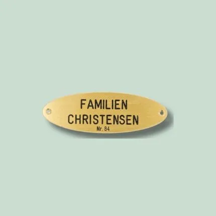 Messingskilt med tekst Familien Christensen Nr. 84