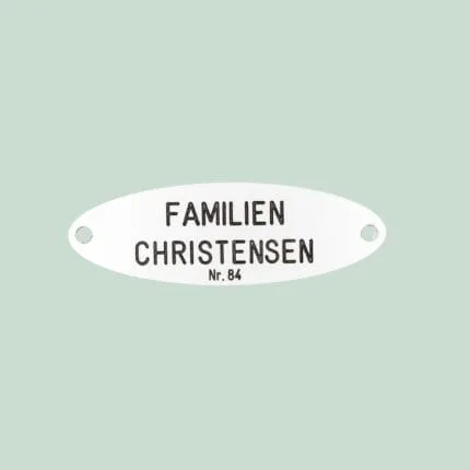 Navneskilt med teksten: Familien Christensen Nr. 84