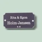 Navneskilt med Holm-Jensen, nr. 85.