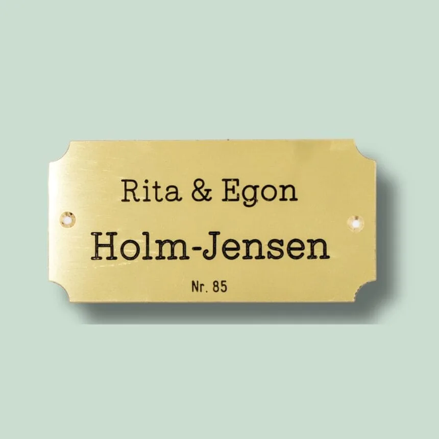 Messing navneskilt med Rita og Egon.