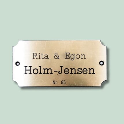 Messingnavneskilt med navnene Rita og Egon Holm-Jensen.