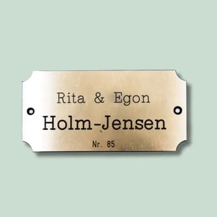 Messingnavneskilt med navnene Rita og Egon Holm-Jensen.