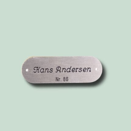 Metalnavneskilt med teksten Hans Andersen, nr. 86