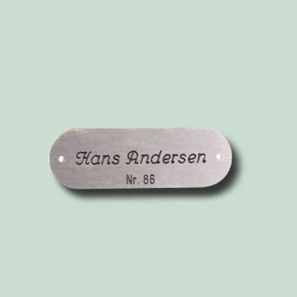 Metalnavneskilt med teksten Hans Andersen, nr. 86