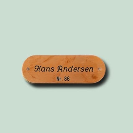 Messingskilt med navn og nummer.