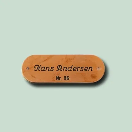 Messingskilt med navn og nummer.