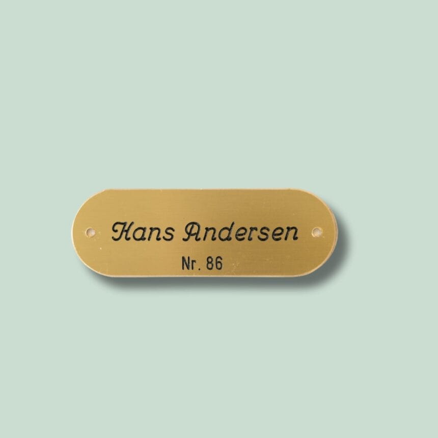 TAVLESKILT 86 - HANS - MESSING - GRØN Messingskilt med teksten Hans Andersen, Nr. 86