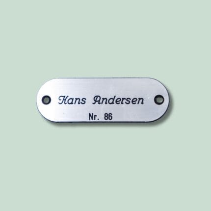 Navneskilt med navn og nummer, oval form.