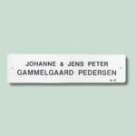 Navneskilt med tekst Johanne & Jens Peter
