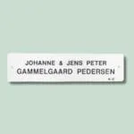 Navneskilt med tekst Johanne & Jens Peter