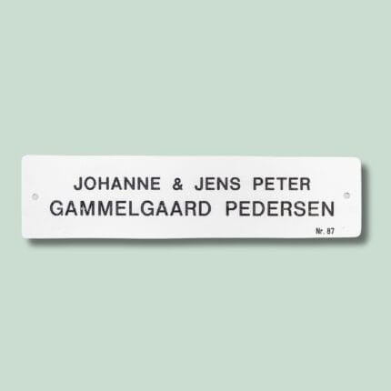 Navneskilt med tekst Johanne & Jens Peter