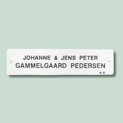 Navneskilt med tekst Johanne & Jens Peter
