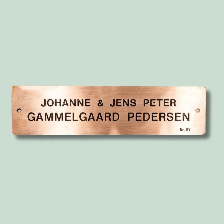 Navneskilt af kobber, Johanne og Jens Peter
