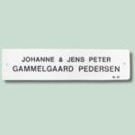 Navneskilt med Johanne og Jens Peter