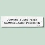 Navneskilt med Johanne og Jens Peter